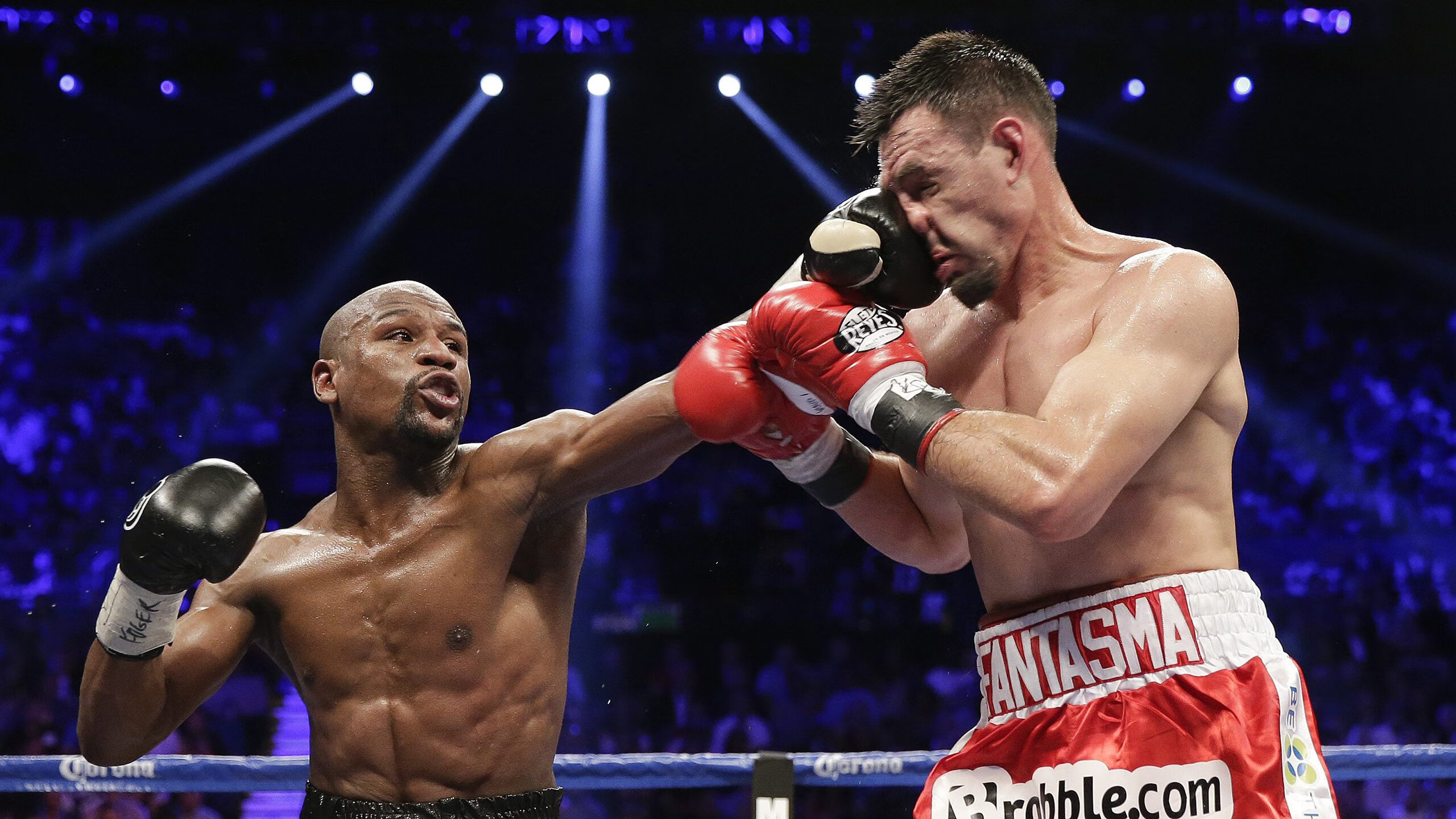 詹姆斯亲自参与战术板设计分析,詹姆斯站上技术台